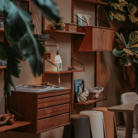 Gezellig interieur met houten kast en planten, warme en huiselijke sfeer