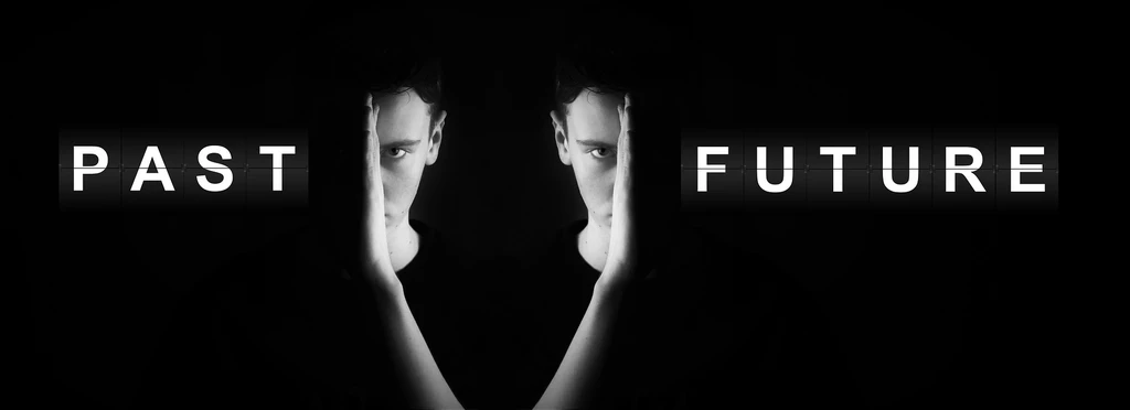 Eine Person gespiegelt. Links steht "Past" und rechts steht "Future"