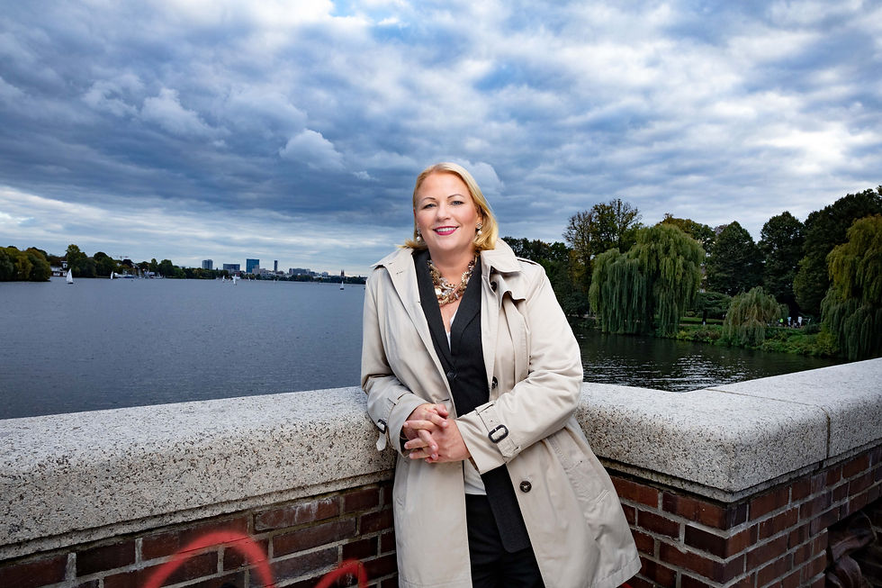 Frau Portrait vor Fluss, lachend