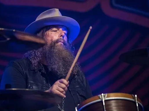 Aos 57 anos, morre Brit Turner, baterista da Blackberry Smoke
