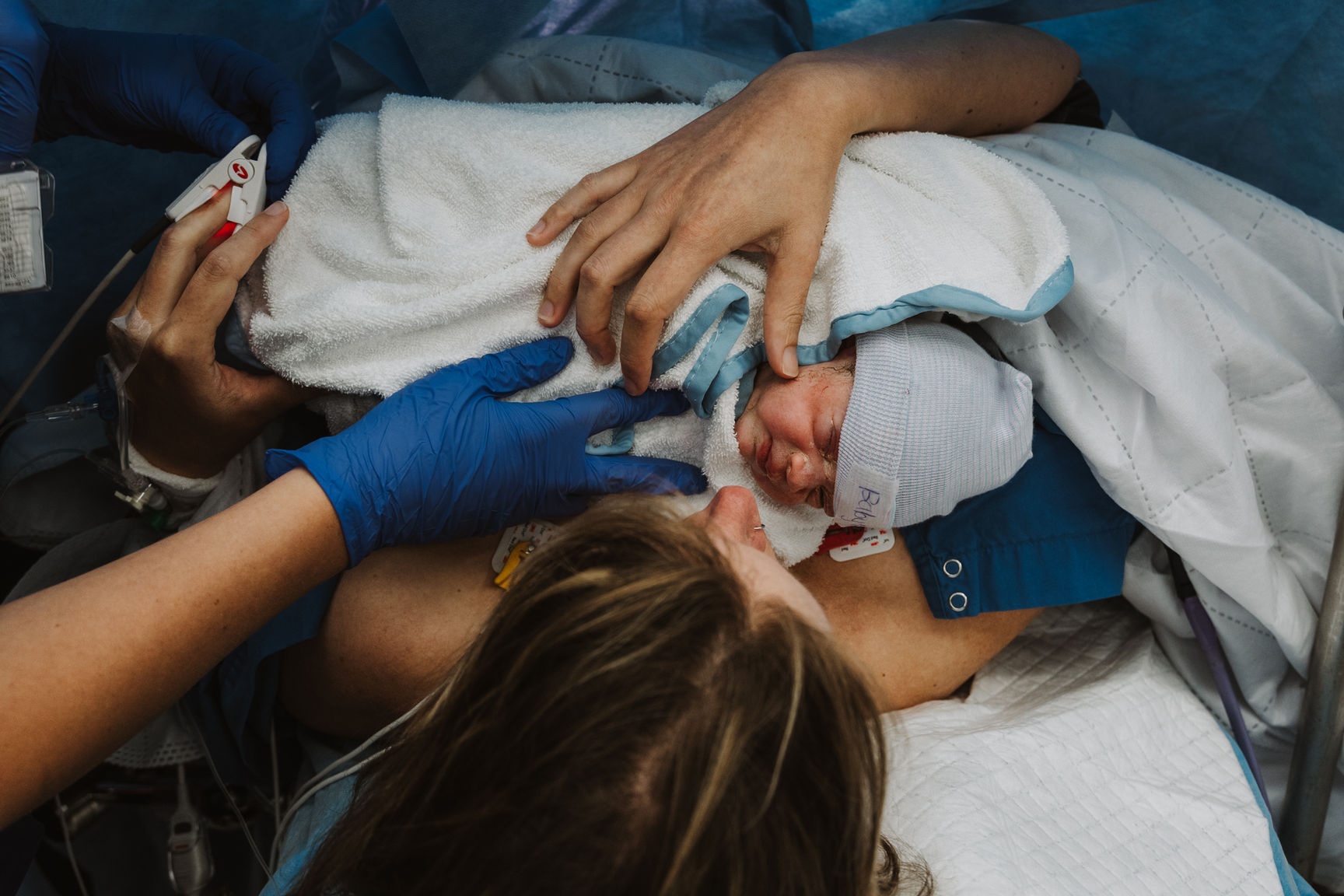 Keizersnede Vreugde na badbevalling vastgelegd door Geboortefotografen Nederland