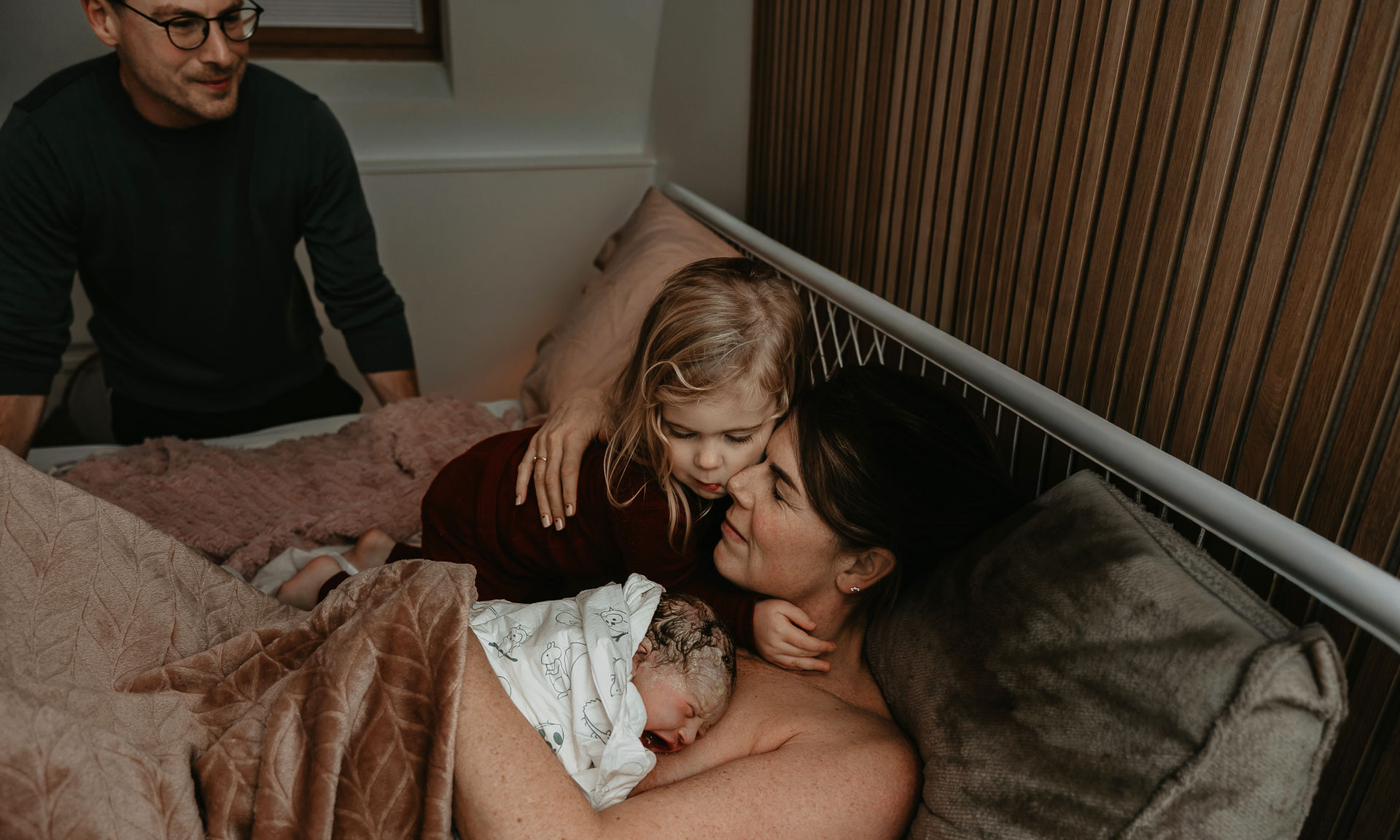 Grote zus ontmoet baby voor het eerst na de bevalling