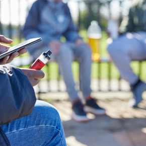 LA VAPE EST-ELLE UNE PORTE D’ENTREE VERS LE TABAGISME CHEZ LES JEUNES OU UNE CONCURRENTE ?
