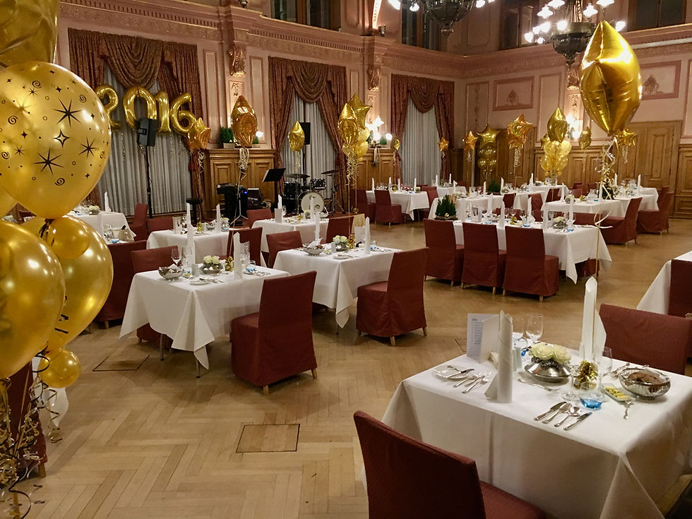 Silvesterdinner im Malersaal des Dorint Hotel Maison Messmer Baden-Baden mit Bühne, Klavier, Kontrabass und Schlagzeug