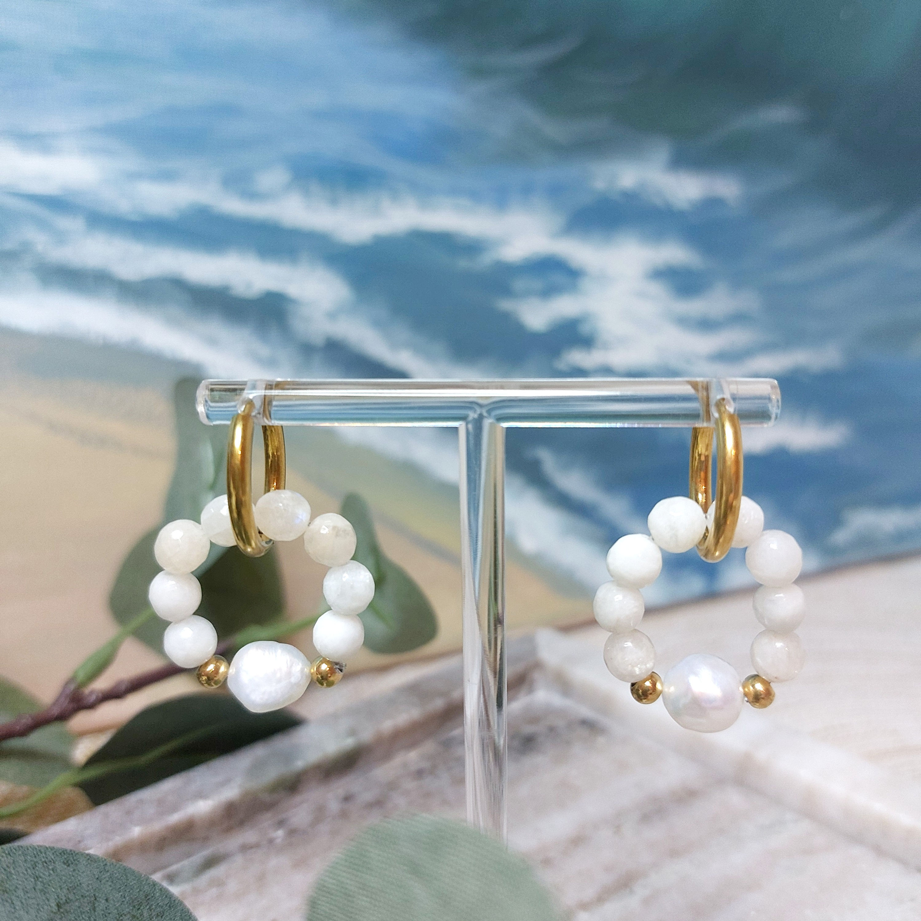 Ohrringe mit Edelsteinen und Perlen