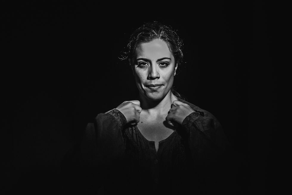 Luciana Veloso vive a escritora Hilda Hilst criando sua personagem Hillé de "A Obscena Senhora H" Ph: Soriedem Photo