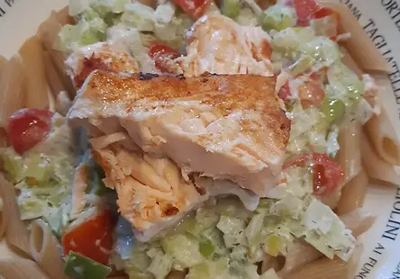 Pasta met prei en zalm (+ veggie alternatief)