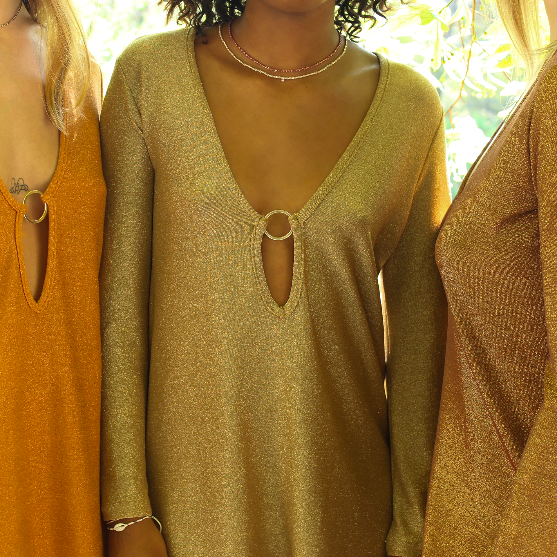 robe courte manche longue à paillettes dorée