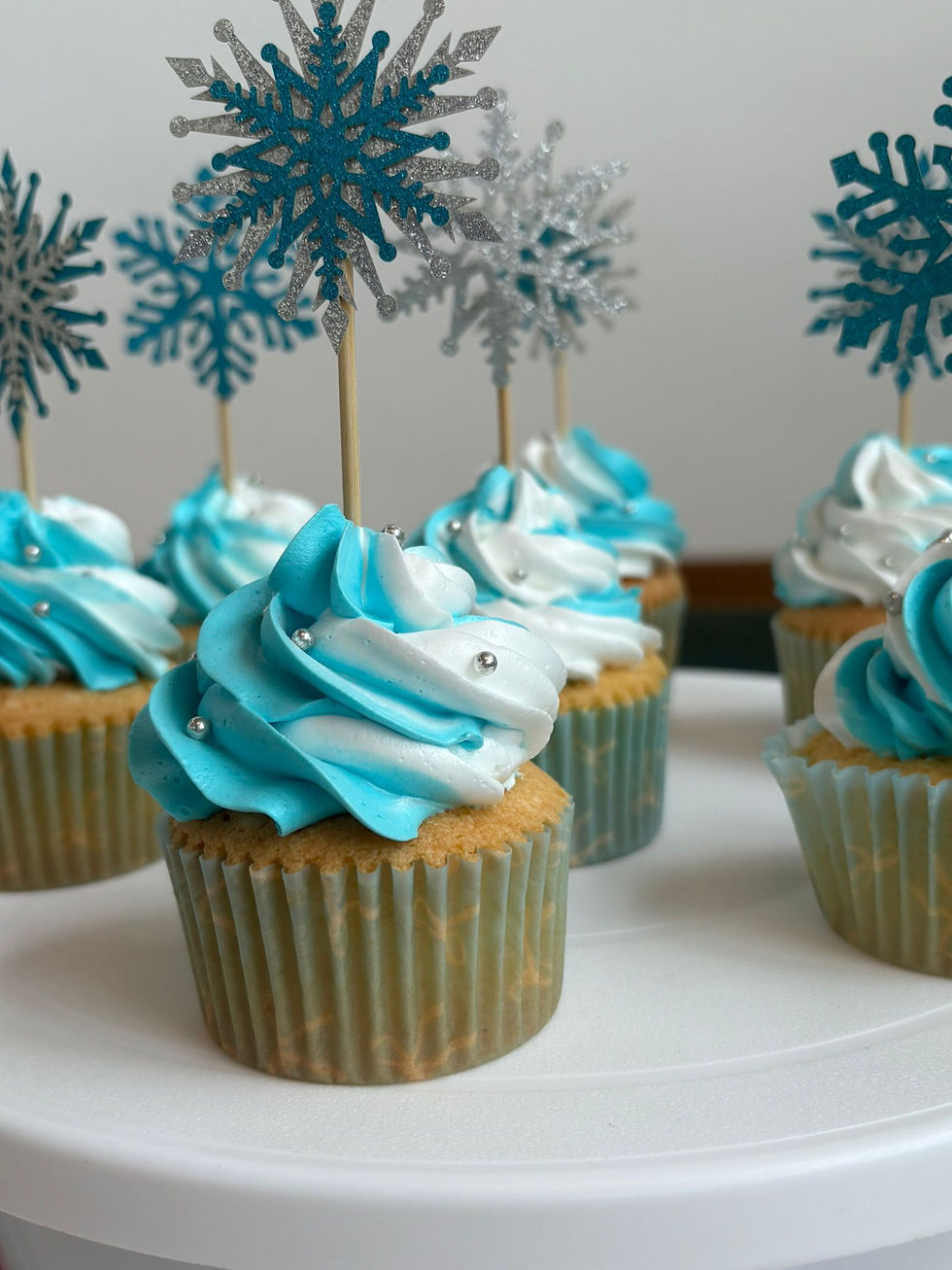 Sličica: Winter frozen cupcake decorating kit cupcakes with icy blue tones and festive winter design