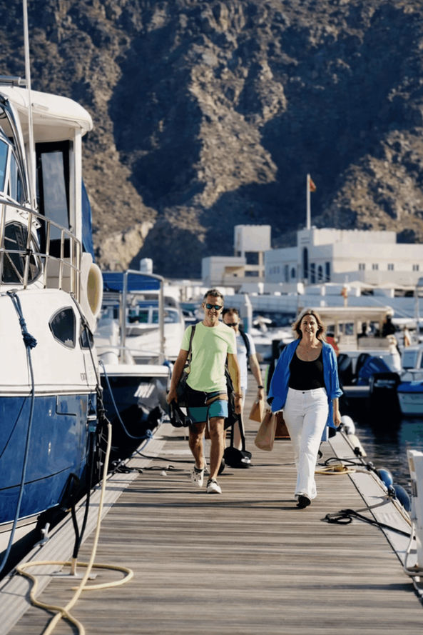 Travelers boarding the boat for an Al Fahal Island snorkeling tour from Muscat