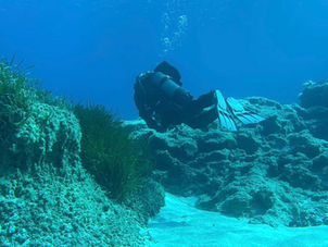 Ein Taucher auf Zypern an der Green Bay beim PADI Open Water Diver Ausbildung
