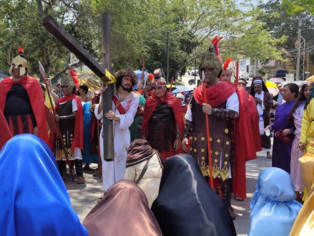 Joven representa a Cristo en viacrucis de la Parroquia San Agustín en Tampico