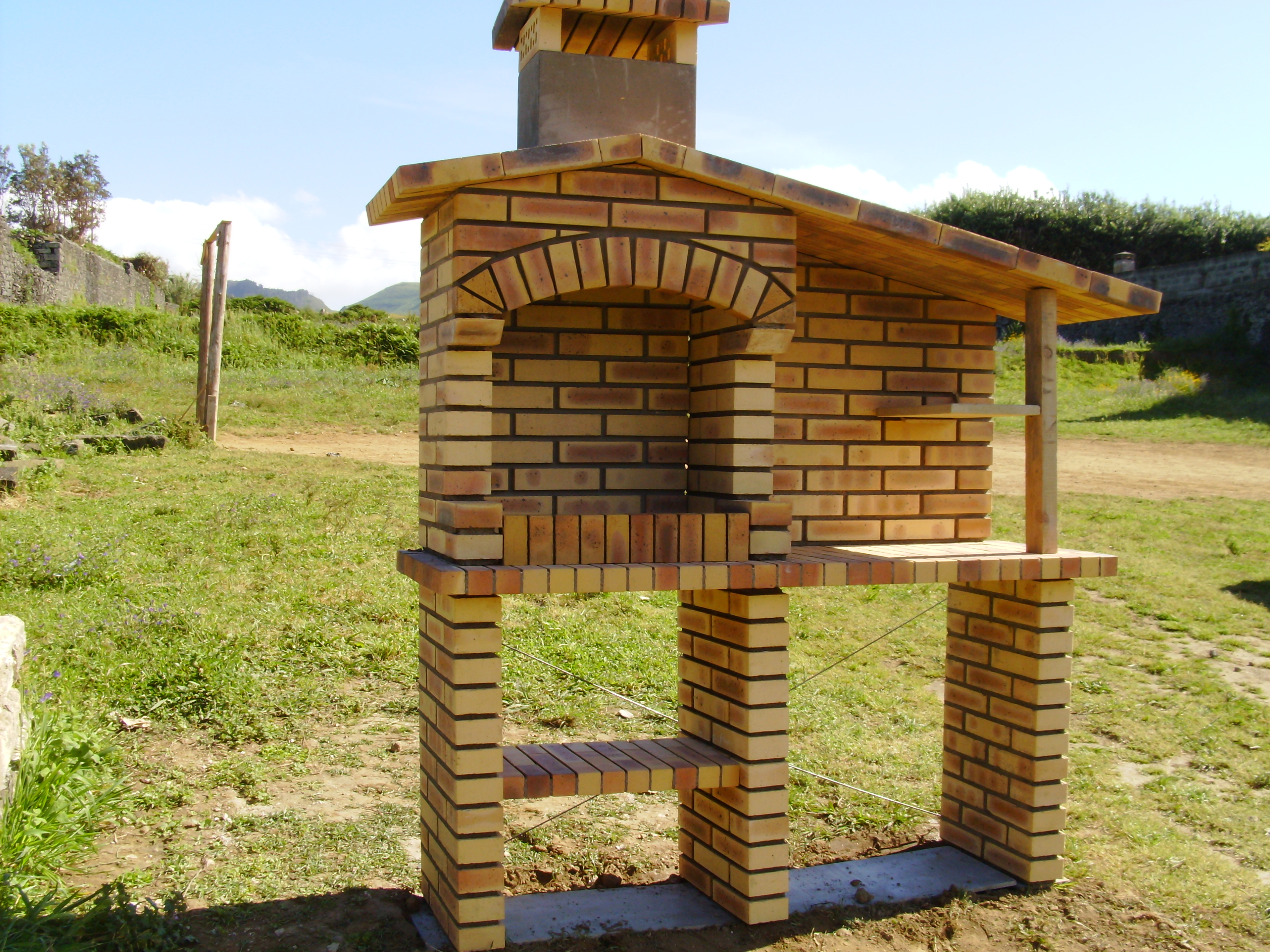 Churrasqueira c telhado e meio balcão....jpg