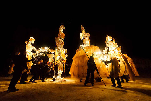 Fotografia do espetáculo Lúmen-uma história de amor com marionetas gigantes iluminadas, produzido pela S.A.Marionetas.