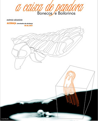 Um cartaz de teatro para "a caixa de pandora", uma produção que combina marionetas e bailarinos. O cartaz apresenta o contorno estilizado e fragmentado em "wireframe" de uma criatura contra um fundo branco, com um cubo de "wireframe" mais pequeno contendo uma figura laranja brilhante no canto inferior direito.