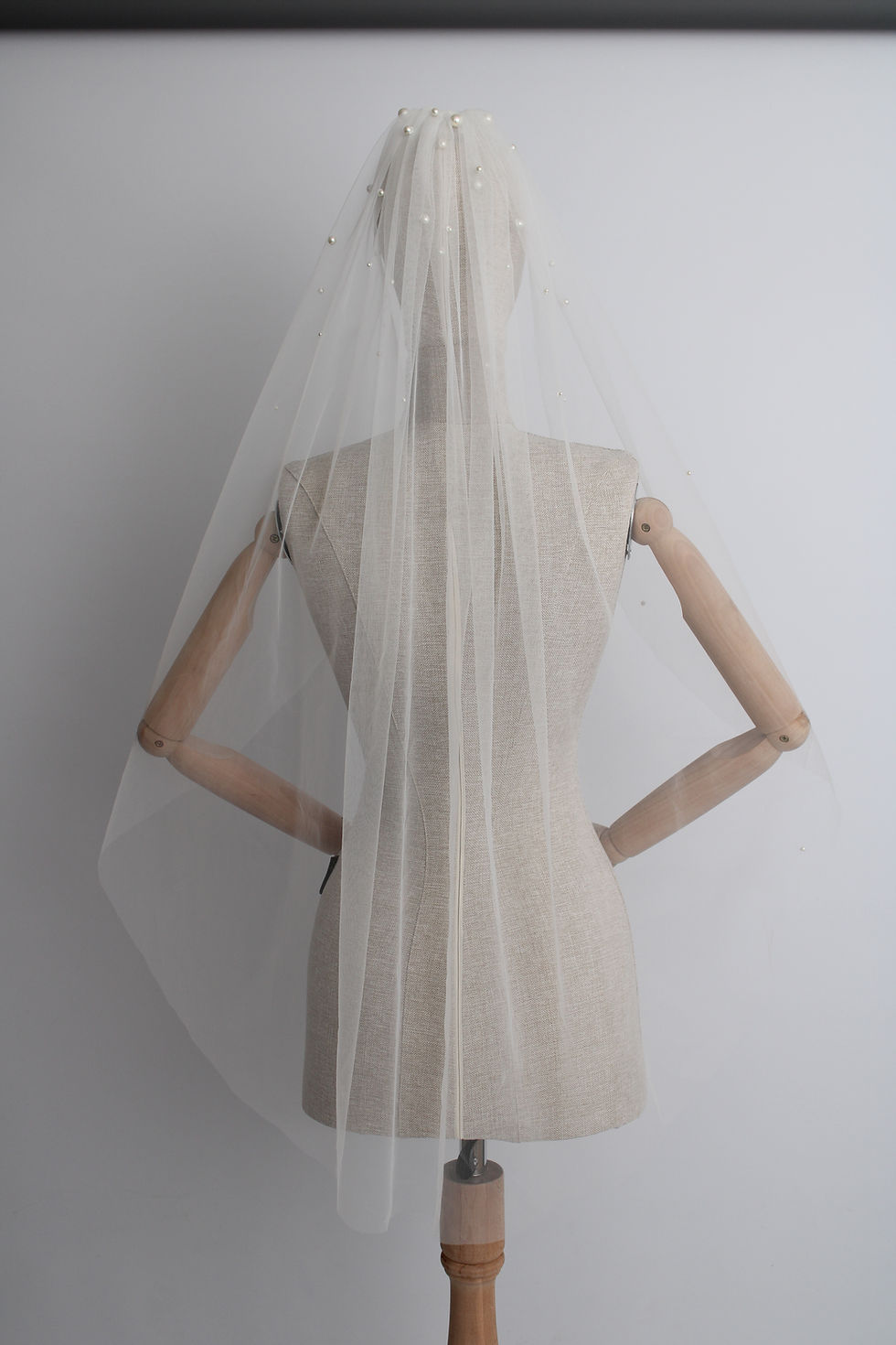 Thumbnail: Bridal veil with pearls