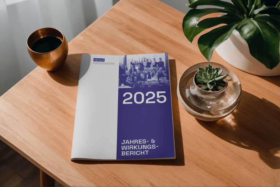 Der Jahresbericht 2025 von Aelius Förderwerk e.V. liegt auf dem Tisch.