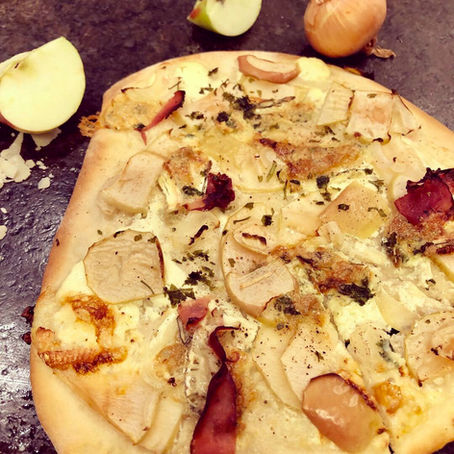 Flammkuchen Camembert, Speck und Apfel
