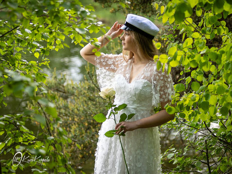 Ylioppilaskuvaus Lielahden kartanon puistossa