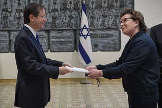 הגשת כתב האמנה לנשיא הרצוג.jpg