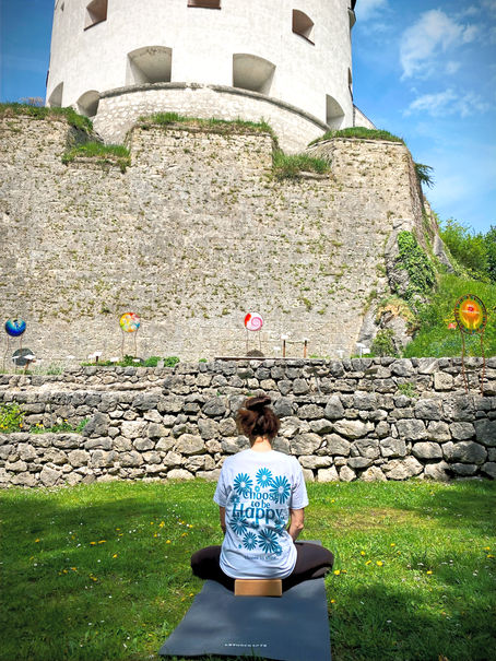 Outdoor Yoga mit Lisa im Kräutergarten der Festung Kufstein