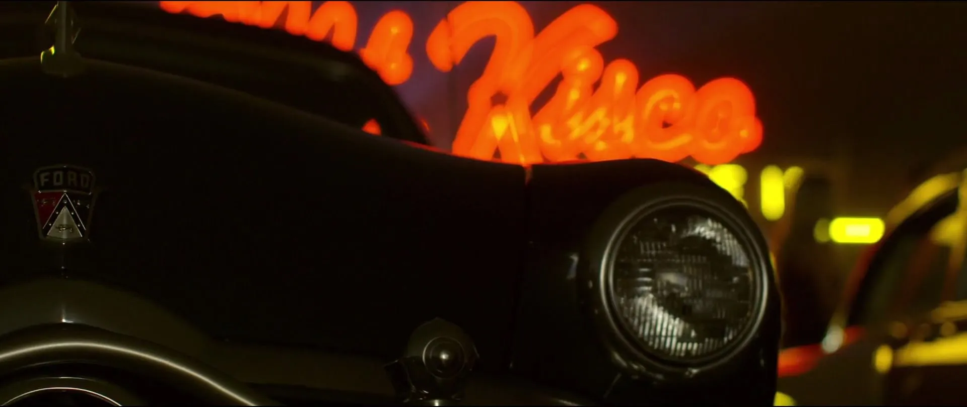 Plano detalle del farol de un auto