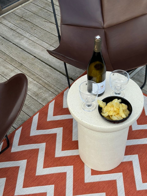 un apéro bien mérité sur la terrasse avec une jolie vue dans le calme et la sérénité