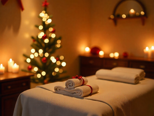 Ambiente íntimo y elegante para masaje erótico con luz cálida y detalles navideños
