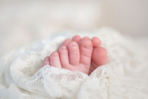 5 week old newborn baby session by Sacramento's best maternity photographer.