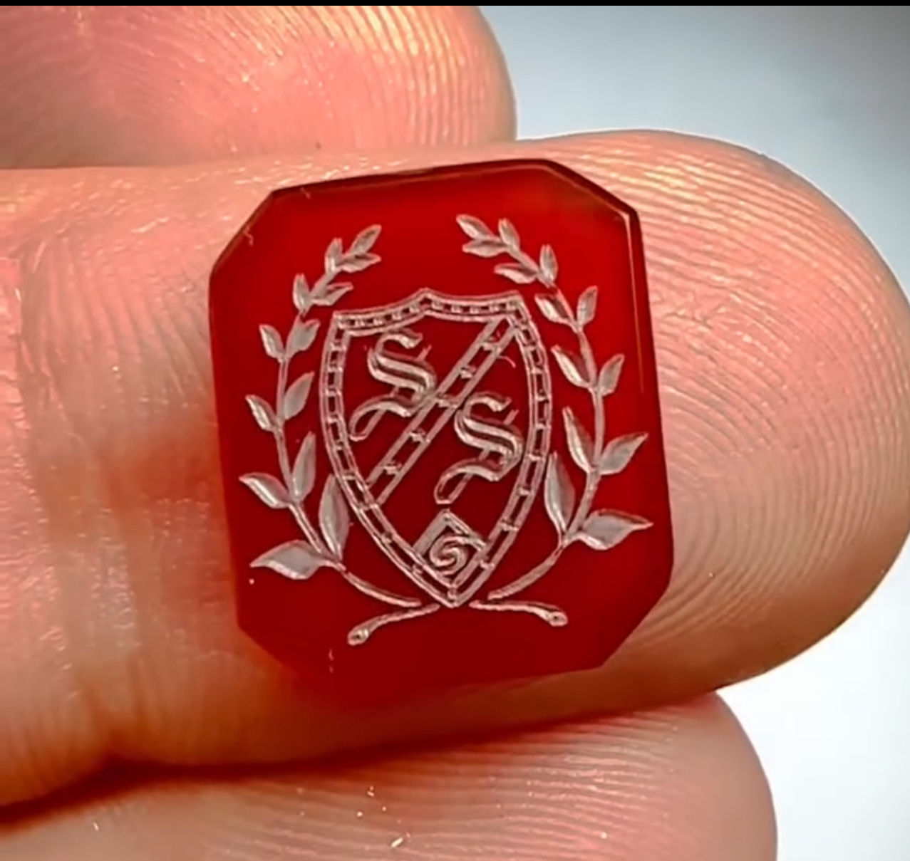 Incisione stemma di famiglia su onice agata corniola