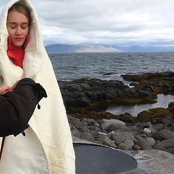 In Iceland a one day creative workshop at a nature retreat close to Reykjavik onder the guidance of circular designer Hanna Pétursdóttir, HANNA felting.