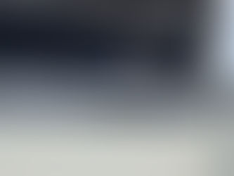 Carreta sem para-brisa, caminhoneiro de capacete, peças amarradas com cordas