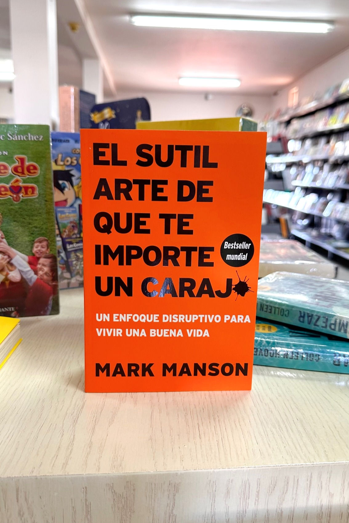 Durante los últimos años, Mark Manson -en su popular blog- se ha afanado en corregir nuestras delirantes expectativas sobre nosotros mismos y el mundo. Ahora nos ofrece su toda su intrépida sabiduría en este libro pionero. Manson nos recuerda que los seres humanos somos falibles y limitados: "no todos podemos ser extraordinarios: hay ganadores y perdedores en la sociedad, y esto no siempre es justo o es tu culpa". Manson nos aconseja que reconozcamos nuestras limitaciones y las aceptemos. Esto es, según él, el verdadero origen del empoderamiento.