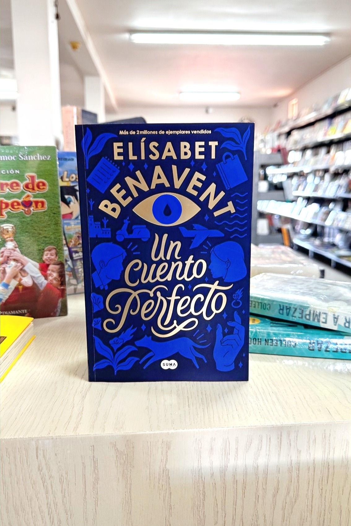 De la autora de la saga Valeria, en la que se basa la serie de Netflix.
¿Qué sucede cuando descubres que el final de tu cuento no es como soñabas?
- Érase una vez una mujer que lo tenía todo y un chico que no tenía nada.
- Érase una vez una historia de amor entre el éxito y la duda.
- Érase una vez un cuento perfecto.