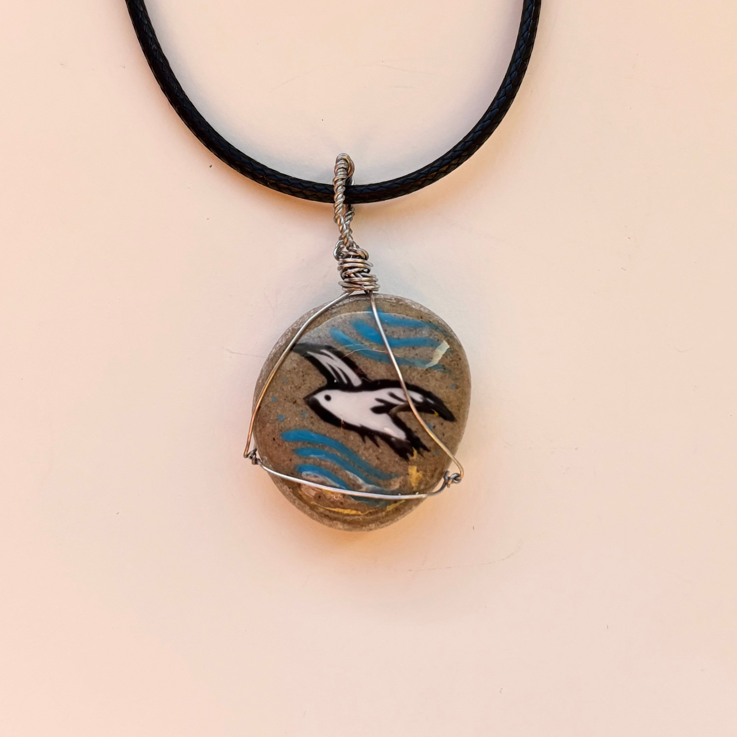 Möwe• Handgemachte und handgemalte Halskette aus Stein