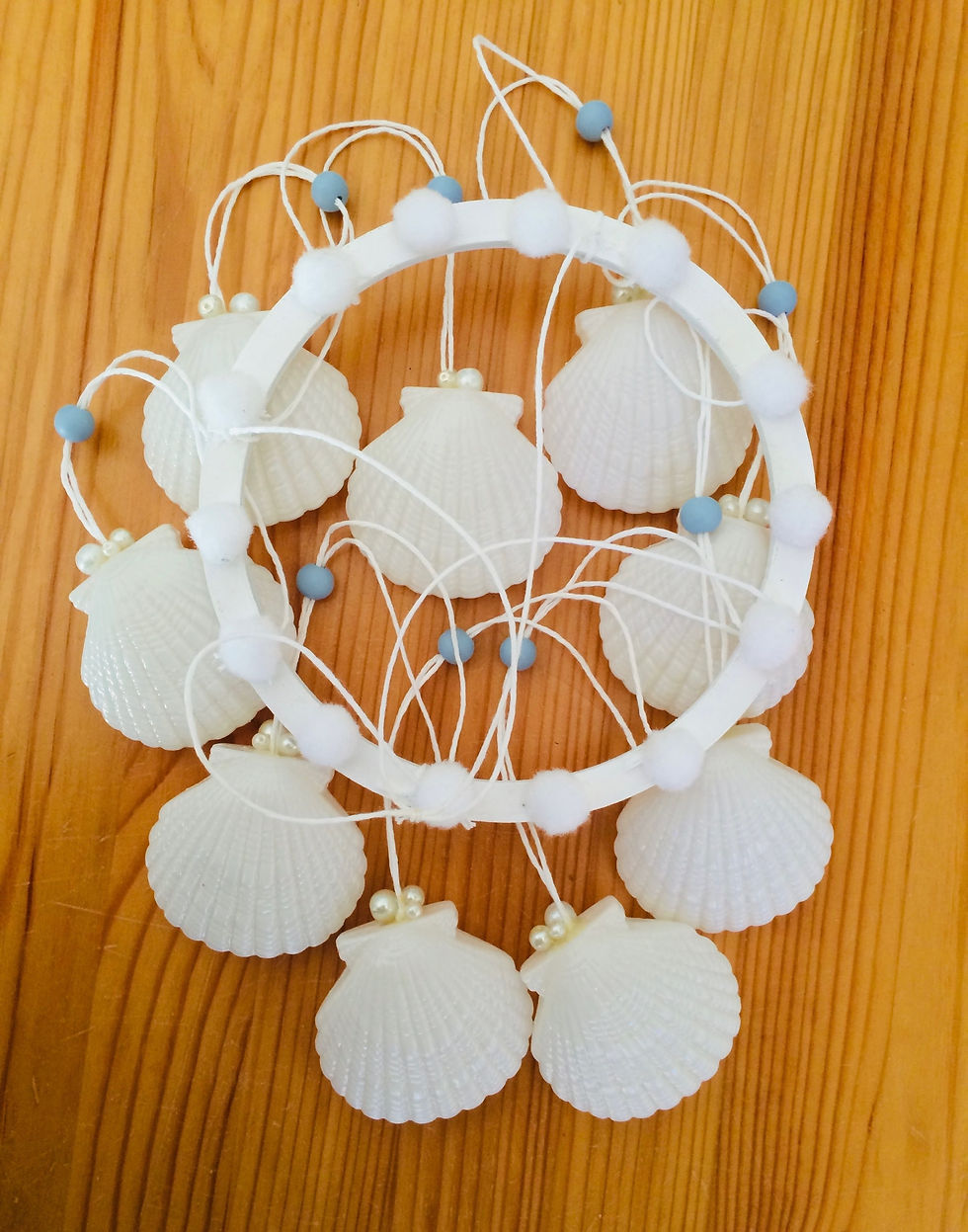 Miniaturbild: Windspiel aus Kunststoffmuscheln und Perlen, Weiß Hell Fröhlich Einmalig Nautische Hängende Wohndekoration Handgemacht Schön