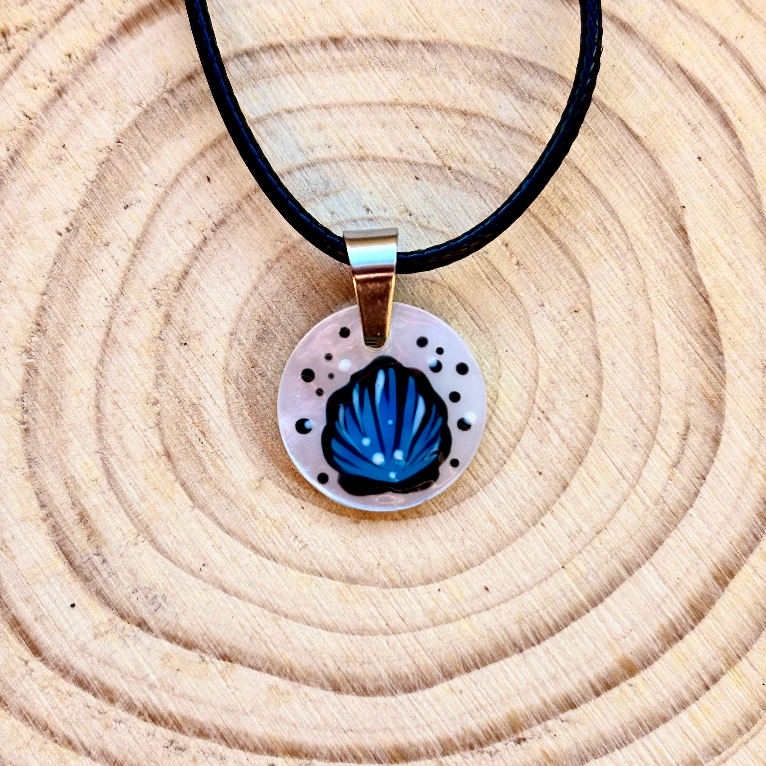 Handgemachte und handgemalte Halskette Muschel in blau