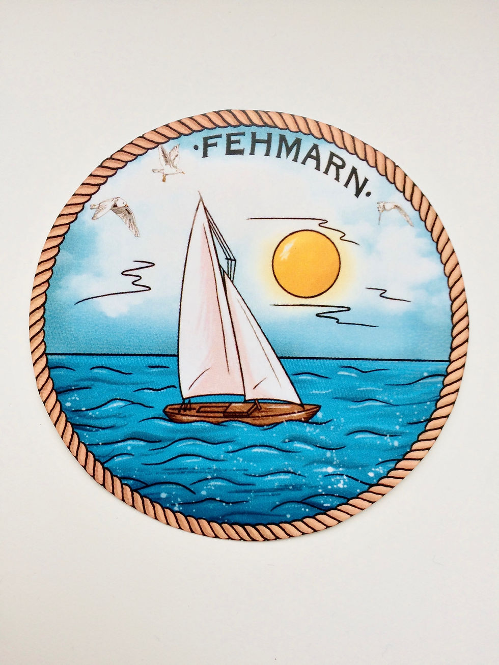 Miniaturbild: Blau Weiß Gelber Fehmarn Segelboot Wellen Sonne Möwe Handgefertigter und Witterungsbeständiger Vinyl-Aufkleber Seil Umrandung