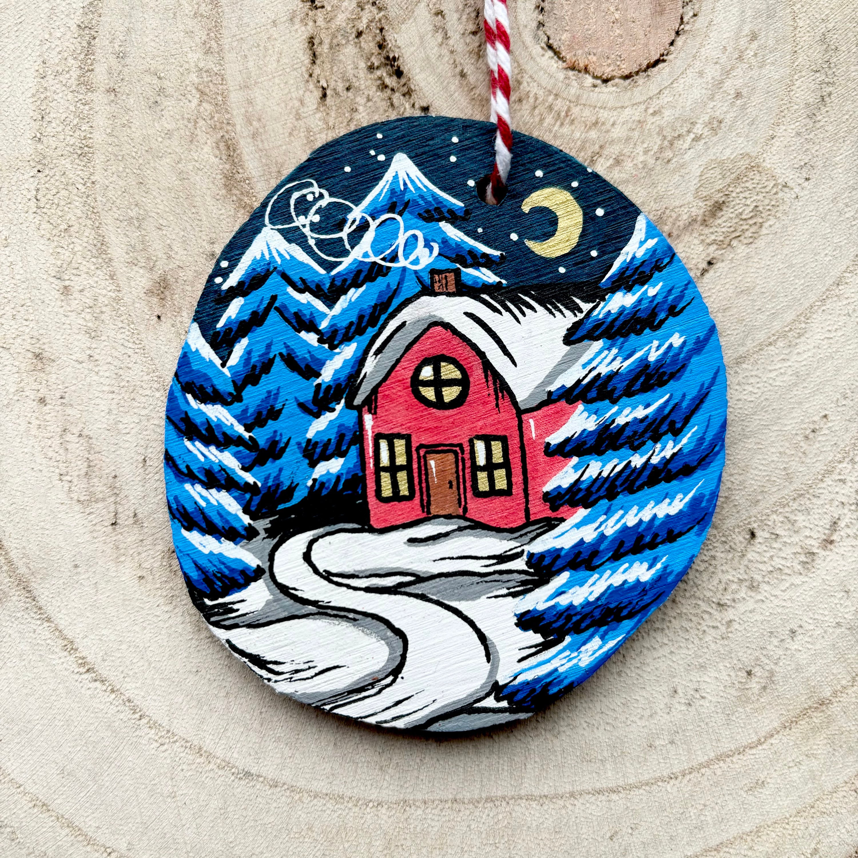 Handgemalte weihnachtliche Holzscheibe Häuschen im Schneewald