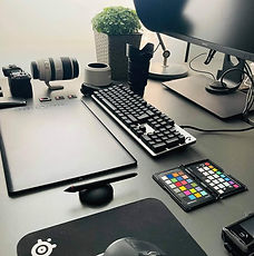 Arbetsplats, redigering, dator, wacom, bildskärm på Chaiko&Markstedt Photography.jpeg