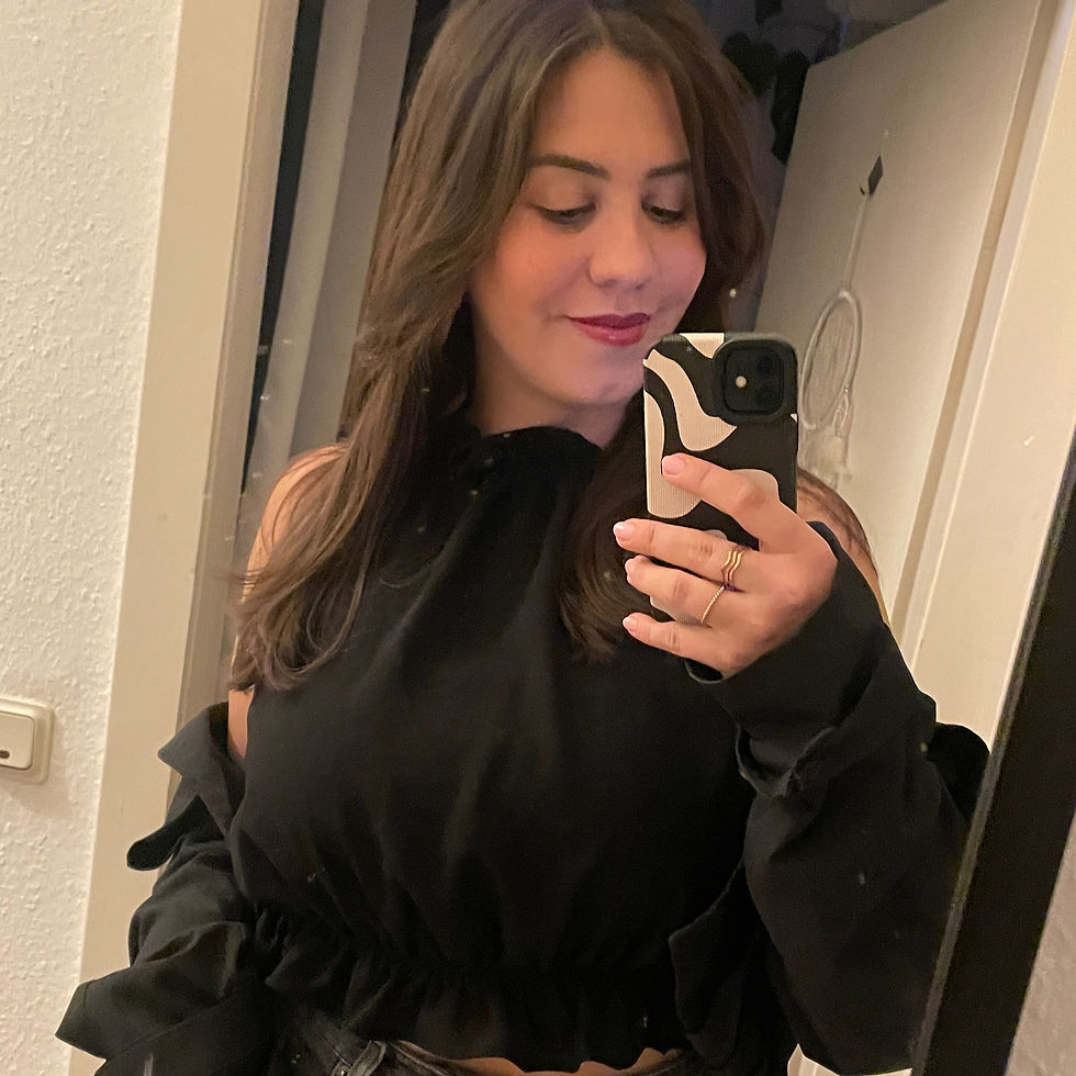 Gill Kespohl macht ein Spiegelselfie in schwarzem Outfit