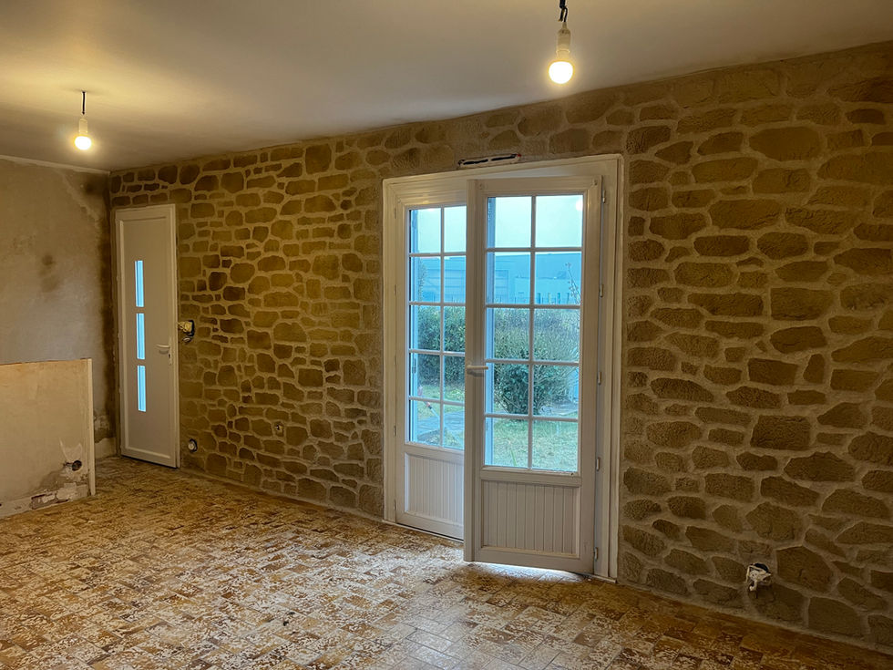Enduit imitation pierre sur mur intérieur séjour