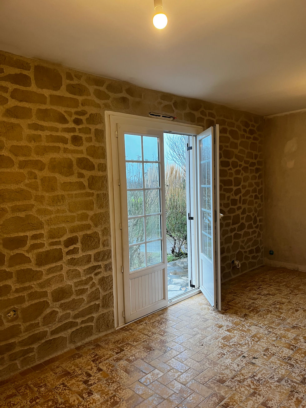 Enduit imitation pierre sur mur intérieur séjour