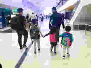 what to keep in your kids carry on // sunnyinjune.com