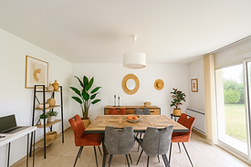 Comedor minimalista con jardín verde.png