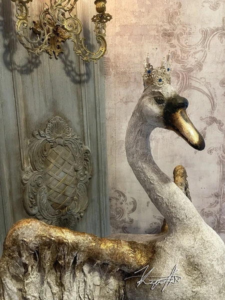 En svan skulptur gjord med papier maché