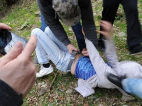 Ragazza di 18 anni violentata da un gruppo di ragazzi. Il padre li difende.