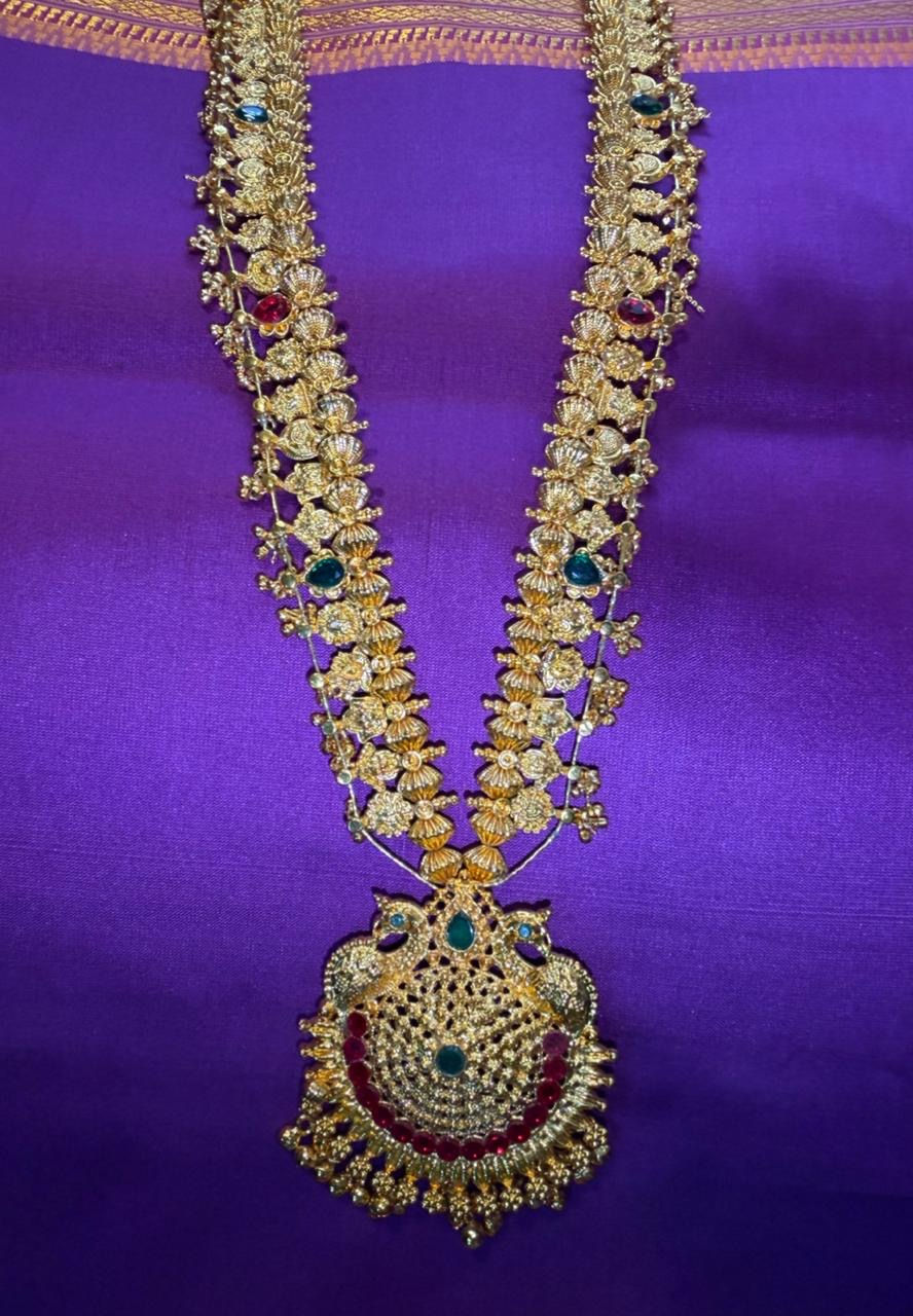 Bought this Kolhapuri saaj as a last-minute purchase for a wedding and received it on time Received so many compliments for it! The detailing is beautiful, absolutely loved it