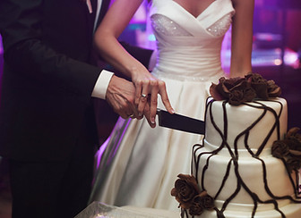 Brautpaar schneidet Hochzeitstorte