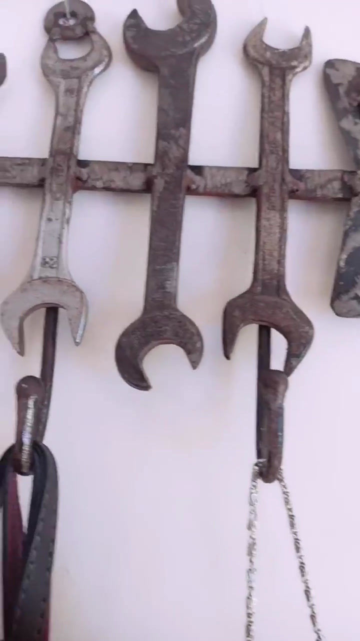 Miniatura: Welded Metal Coat Hanger